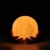 15cm LED Mond Lampe mit Fernbedienung Farbige Dekoleuchte 3D Mond Kunst LED RGB Mondlicht tragbares Nachtlicht mit Schlagschalter eingebaute Batterie dimmbar, 16 Lichtfarben wechsel, PLA PVC Material - 4