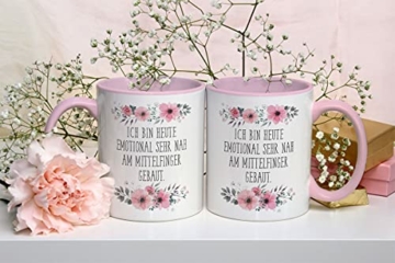 Tassenbrennerei Original - Blümchen Tasse mit Spruch Ich bin heute emotional sehr nah am Mittelfinger gebaut - Kaffeetasse lustig als Geschenk für Kollegin (Rosa) - 3