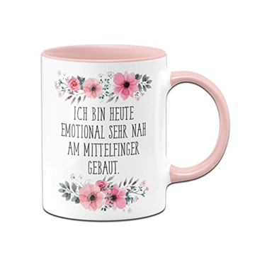 Tassenbrennerei Original - Blümchen Tasse mit Spruch Ich bin heute emotional sehr nah am Mittelfinger gebaut - Kaffeetasse lustig als Geschenk für Kollegin (Rosa) - 1